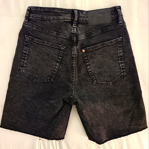 ✨️Any 3 for $15✨️ H&M Woman's Black High-Waisted Denim Bermuda Shorts - Picture 4 of 4